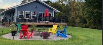 Lakeside cottage with lake and mountain views, boat launch access & amenities.