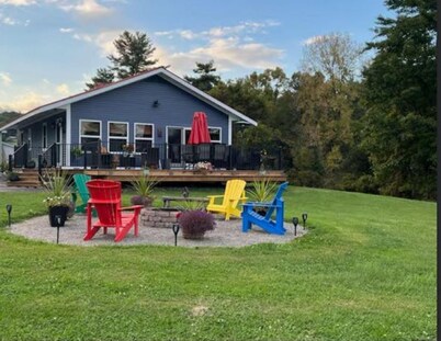 Lakeside cottage in the ADK with LAKE and MTN views w/boat launch and amenities!