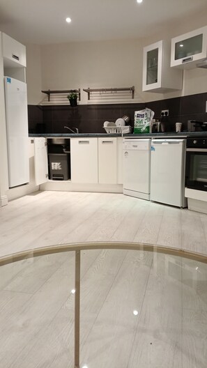 Mikroaaltouuni, uuni, liesi, astianpesukone