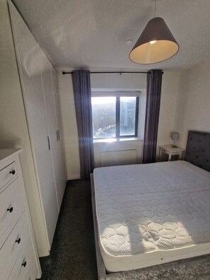 2 habitaciones, tabla de planchar con plancha y ropa de cama 