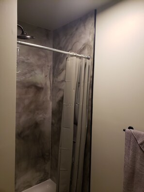 Séchoir à cheveux, serviettes fournies, savon, papier de toilette