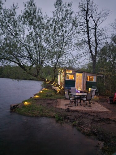 Lakeside oasis Apt with water access and views.