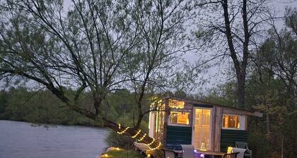 Lakeside oasis Apt with water access and views.