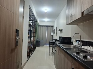 Private kitchen - S Residences premiere MOA 3rd T1 floor 1BR w/balcony by darpm (Pasay City)