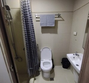 Shower, hair dryer, bidet, towels - S Residences premiere MOA 3rd T1 floor 1BR w/balcony by darpm (Pasay City)