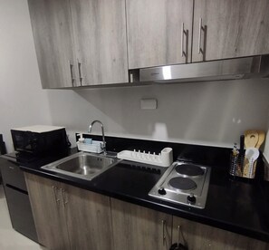 Private kitchen - S Residences premiere MOA 3rd T1 floor 1BR w/balcony by darpm (Pasay City)