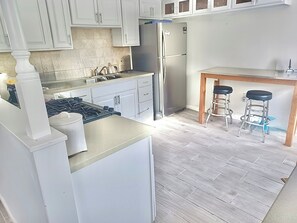 冰箱、微波炉、烤箱、炉灶