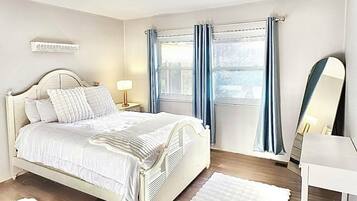 4 bedrooms, in-room safe, desk, iron/ironing board