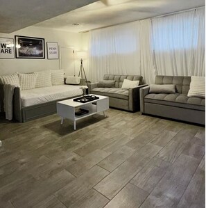 智能电视、壁炉、DVD 播放器、桌上足球