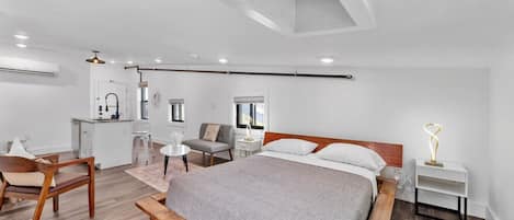 Escritorio, tabla de planchar con plancha, wifi gratis y ropa de cama