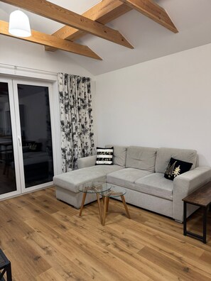 TV - New, modern, and fully equipped 2-BDR apartment with AC, separate washer & dryer (Bolesławiec)