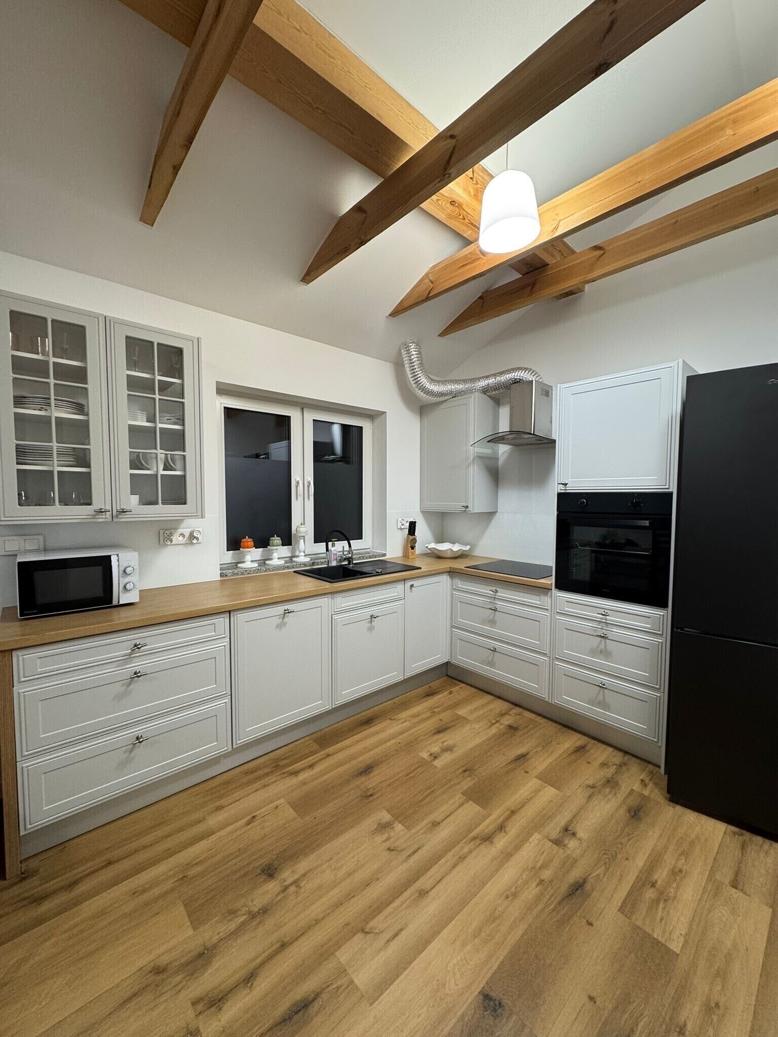 Microondas, horno, placa de cocina y lavavajillas