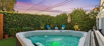 Private Studio with Fireplace, Yard, Hot Tub