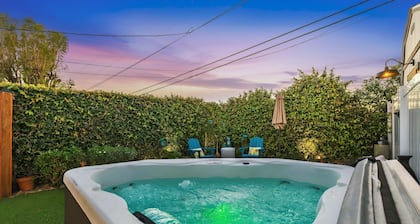 Private Studio with Fireplace, Yard, Hot Tub