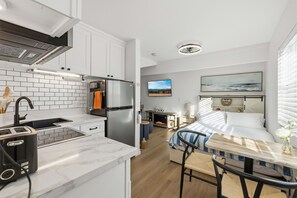 1 sovrum, skrivbord, strykjärn/strykbräda och resesäng