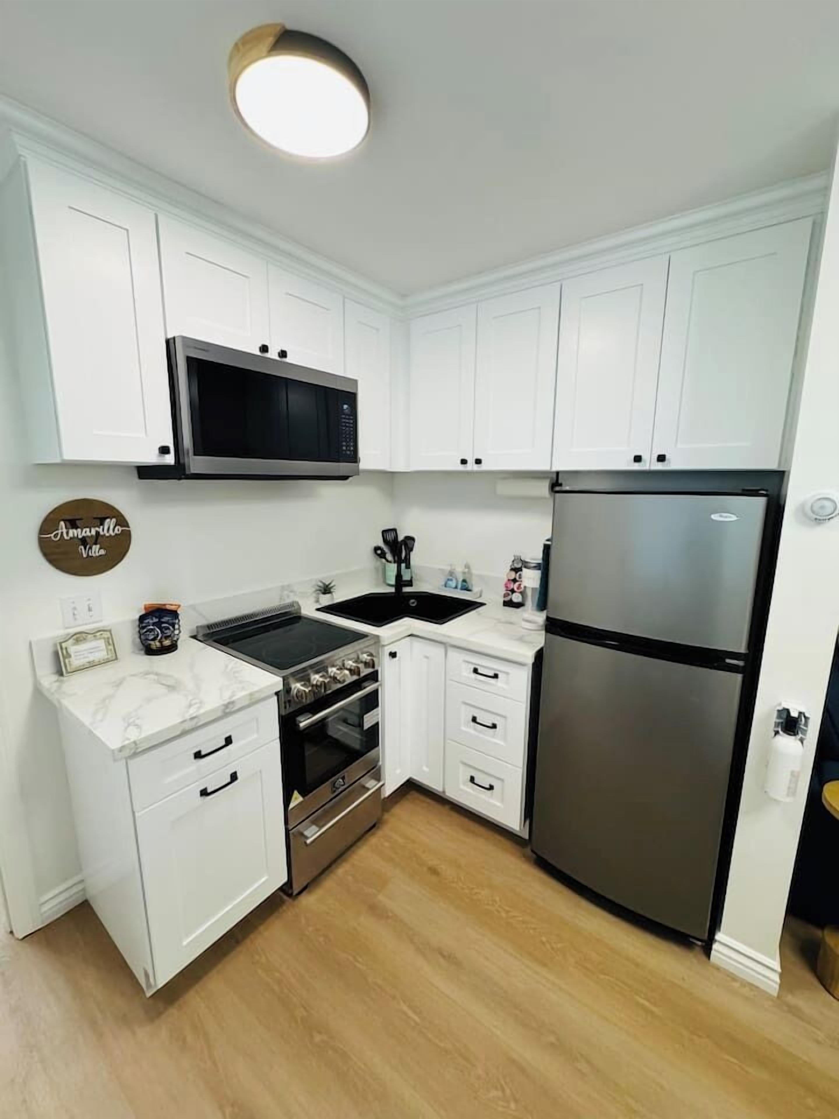 Een koelkast, een magnetron, een oven, een kookplaat