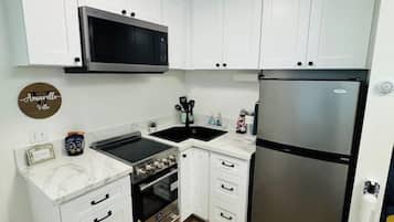 Een koelkast, een magnetron, een oven, een kookplaat