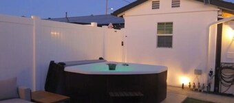 Private Guest Suite w/ Hot Tub, Fireplace & Yard