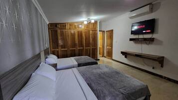 6 bedrooms, iron/ironing board, WiFi, bed sheets