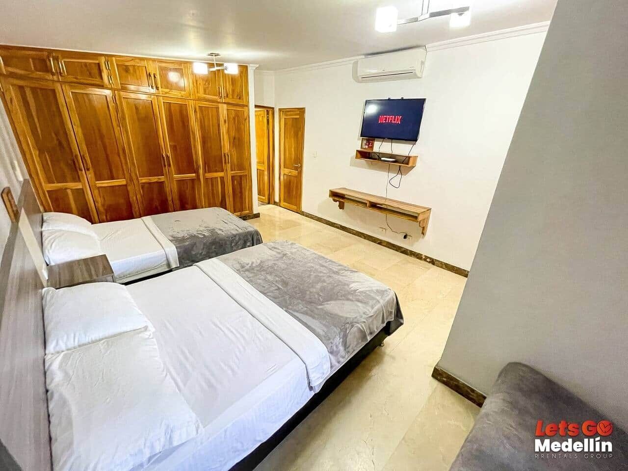 6 bedrooms, iron/ironing board, WiFi, bed sheets