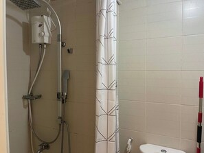 Dusche, Haartrockner, Bidet, Handtücher