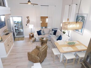 Smart-TV, Videospiele, Tischfußball, Tischtennisplatte