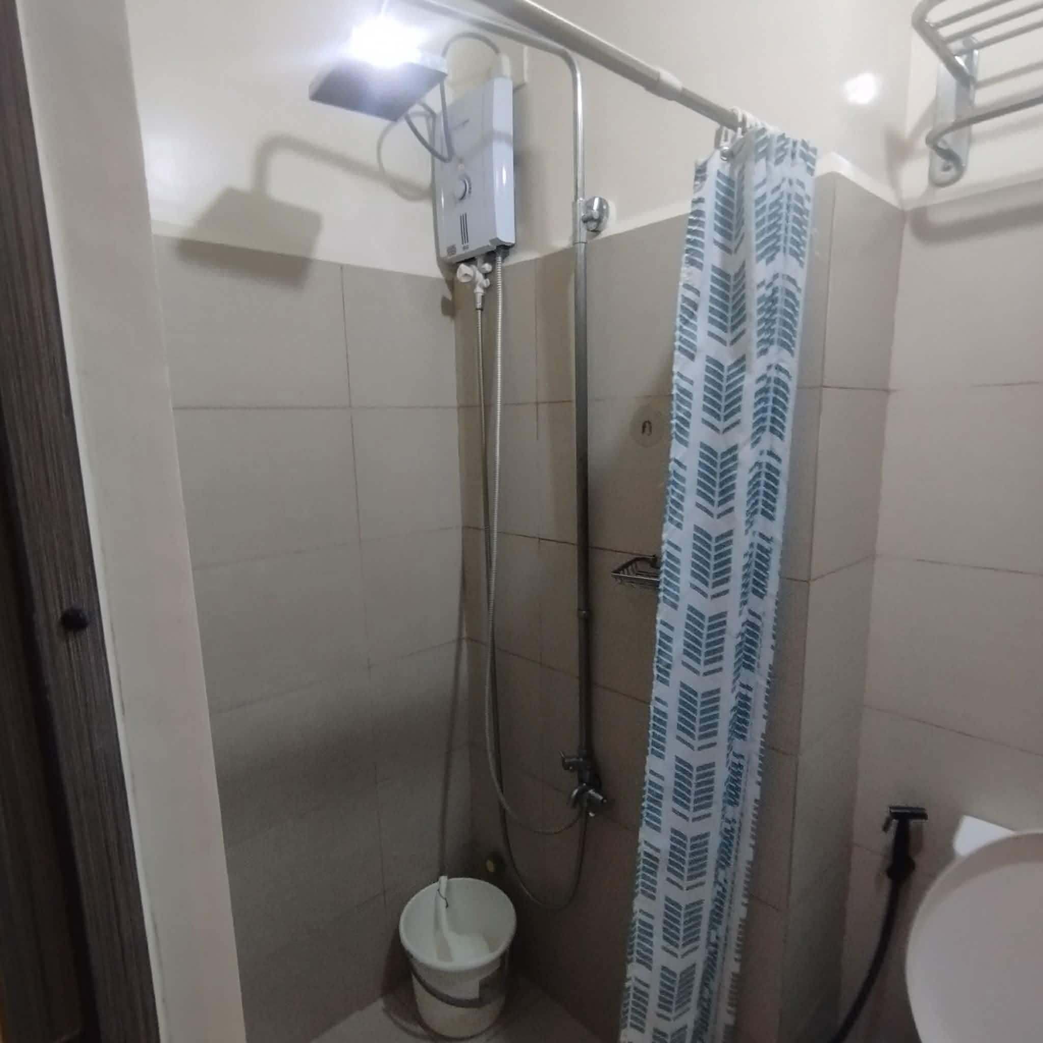 Regadera, secadora de cabello, bidet, toallas 