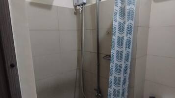 Regadera, secadora de cabello, bidet, toallas