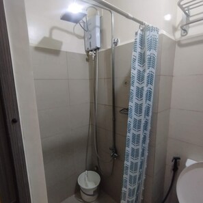 Douche, sèche-cheveux, bidet, serviettes fournies