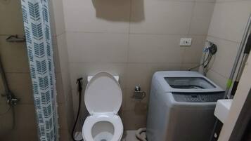 Regadera, secadora de cabello, bidet, toallas