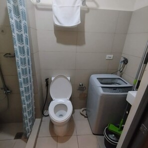 Bruser, hårtørrer, bidet, håndklæder