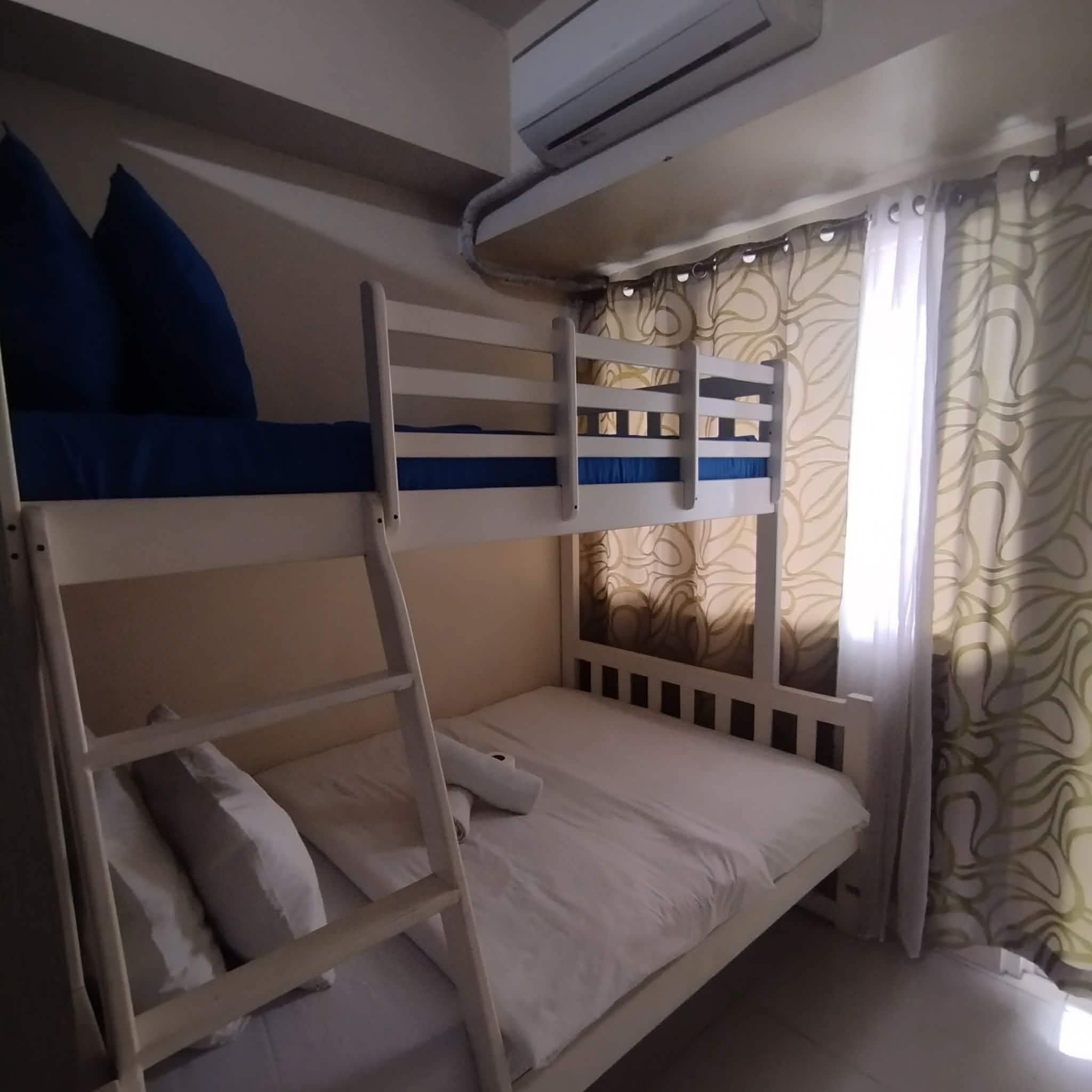 Tabla de planchar con plancha, wifi, ropa de cama