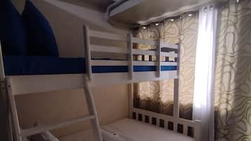 Tabla de planchar con plancha, wifi, ropa de cama
