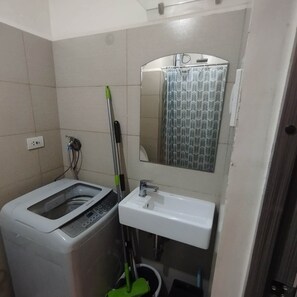 Dusche, Haartrockner, Bidet, Handtücher