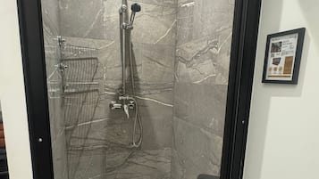 Douche, sèche-cheveux, serviettes fournies, savon