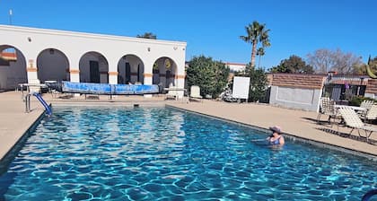 Cozy 1-bedroom condo in pleasant Green Valley with AC