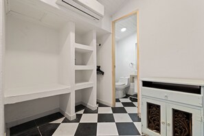 Shower, towels, soap, toilet paper - Casa Mary - Beautiful 5BR House in the Old City (Cartagena de Indias)