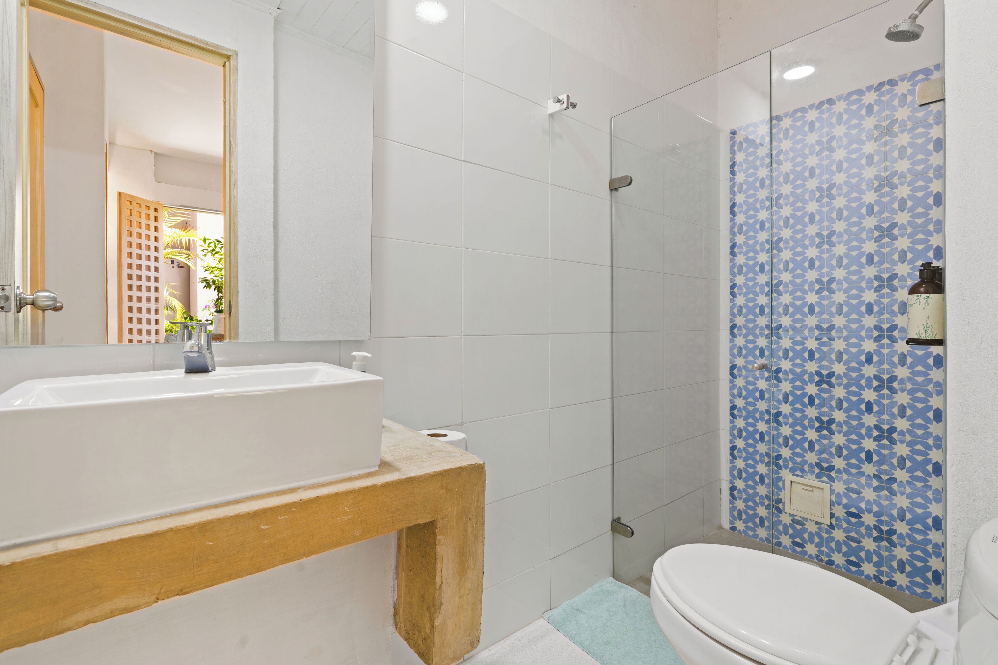Regadera, toallas, jabón, papel de baño 