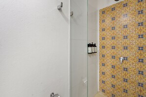 Dusch, handdukar, tvål och toalettpapper