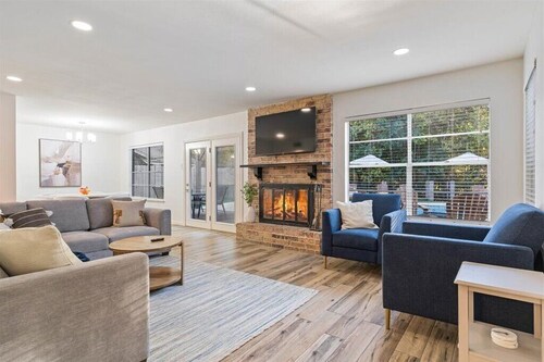 Rhythm Retreat: Stunning 5-bedroom in Austin with Large Pool, Game Room, Firepit