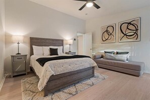 5 bedrooms, iron/ironing board, travel cot, free WiFi - Rhythm Retreat: Stunning 5-bedroom in Austin with Large Pool, Game Room, Firepit (Austin)