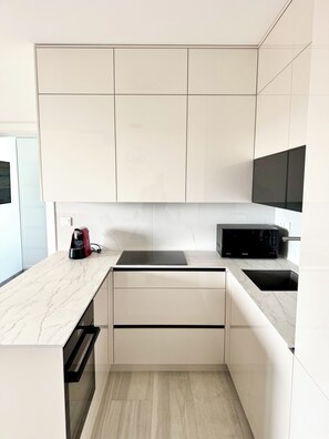 Fridge, microwave, oven, stovetop - Ruhige 4★ Ferienwohnung mit Meerblick – 90m zum Strand, Zaboric bei Sibenik (Žaborić)