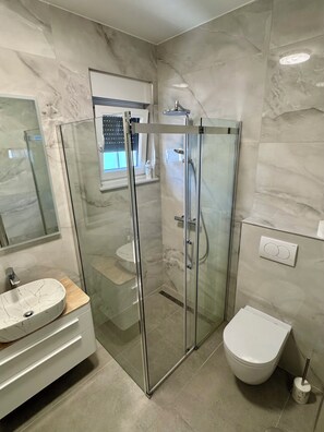Shower, hair dryer, towels, soap - Ruhige 4★ Ferienwohnung mit Meerblick – 90m zum Strand, Zaboric bei Sibenik (Žaborić)