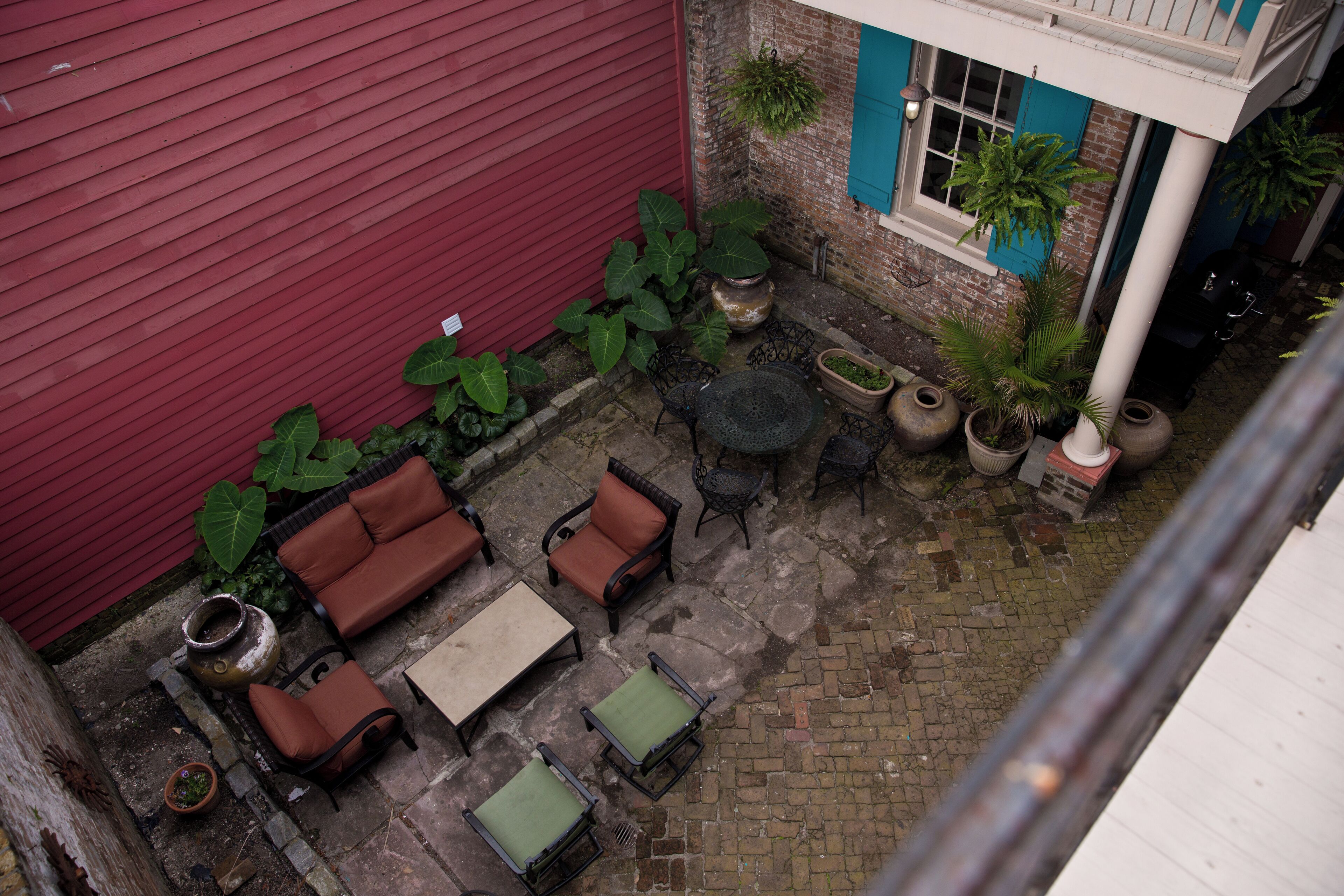 Eine Außenpatio-Terrasse mit Sitzgelegenheiten und Topfpflanzen.