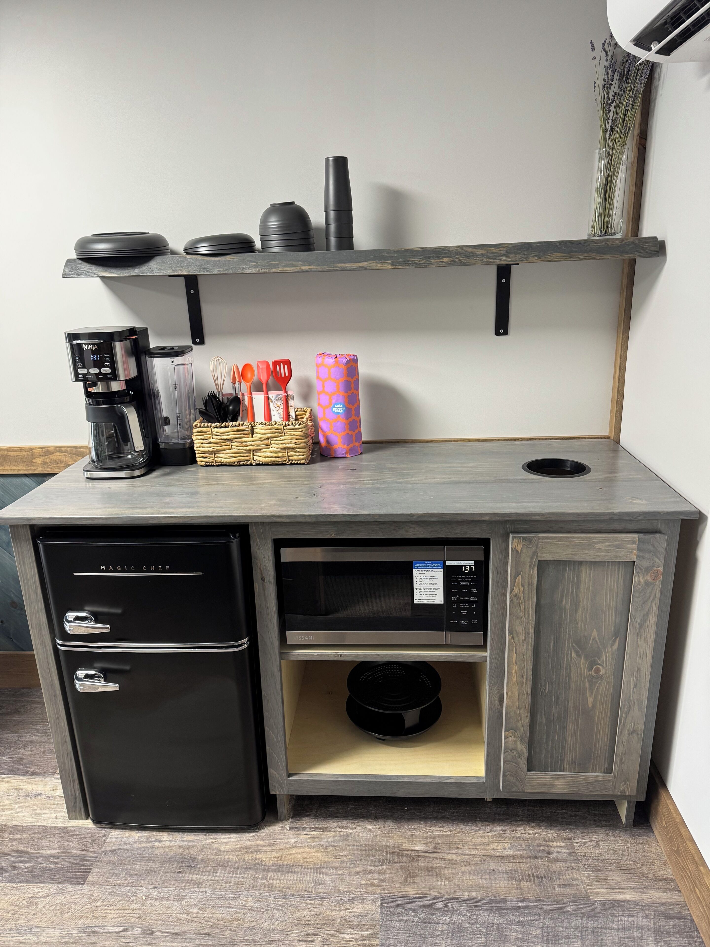 Fridge, microwave, oven, coffee/tea maker