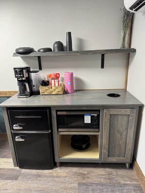 Kühlschrank, Mikrowelle, Ofen, Wasserkocher mit Kaffee-/Teezubehör