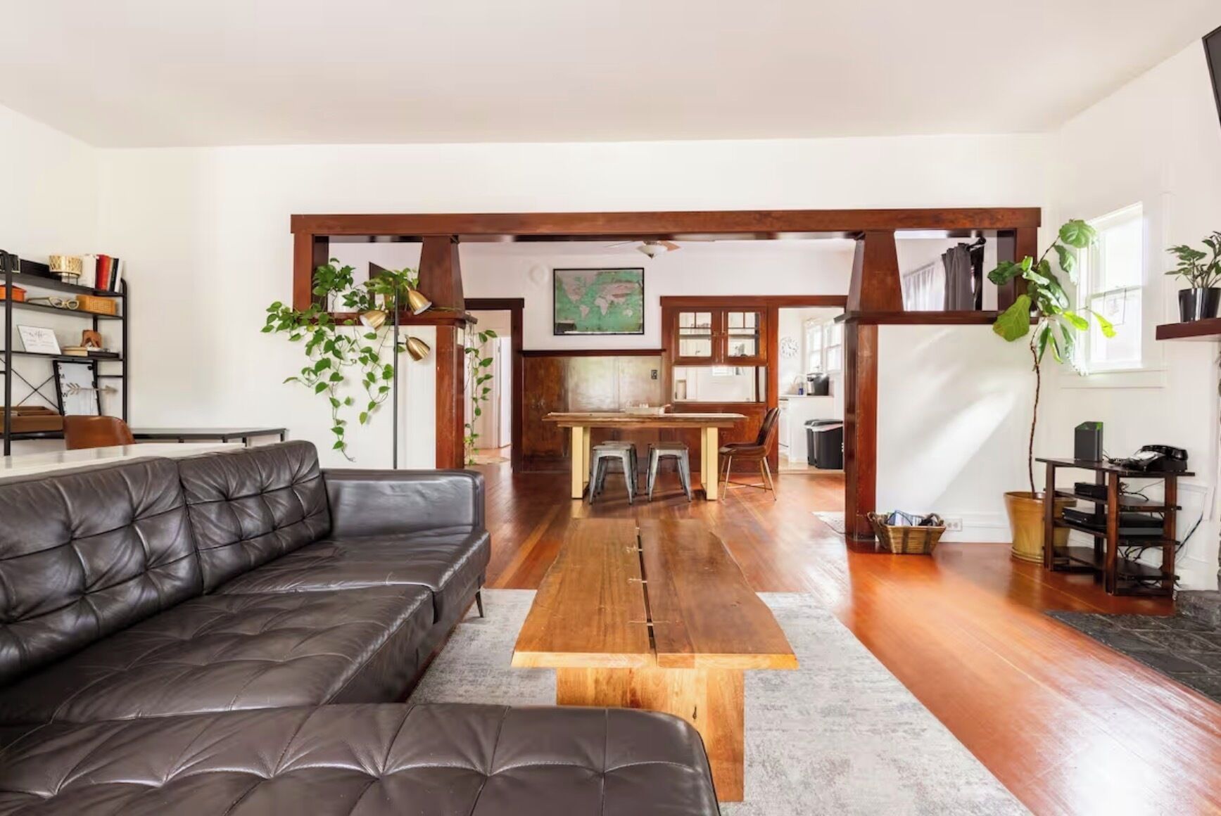 Smart-tv, een open haard, videospelletjes en boeken