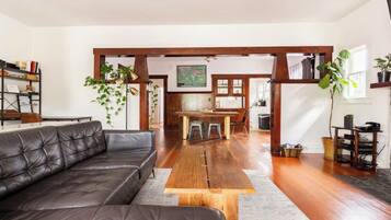 Smart-tv, een open haard, videospelletjes en boeken