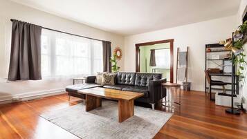 Smart-tv, een open haard, videospelletjes en boeken