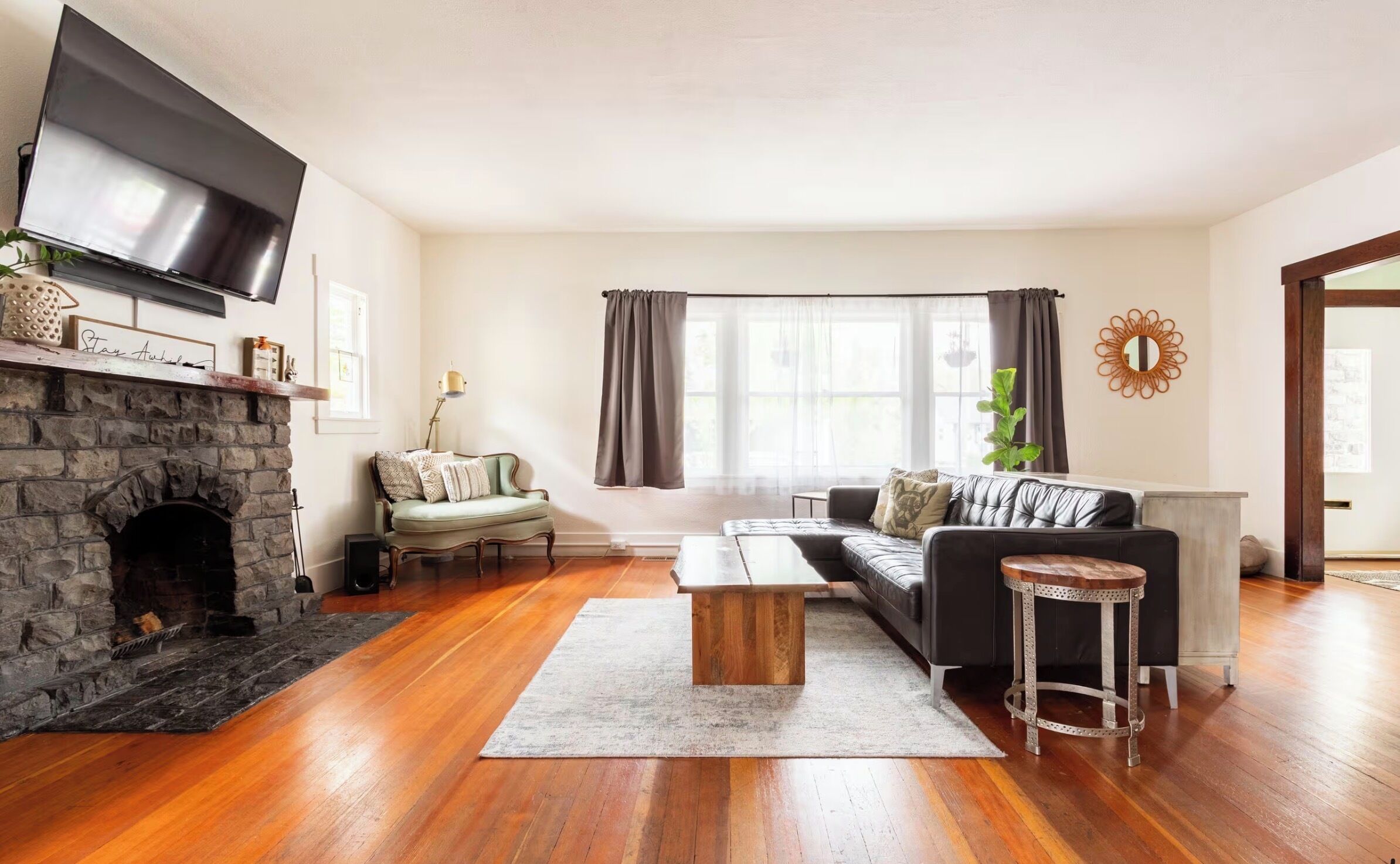 Smart-tv, een open haard, videospelletjes en boeken